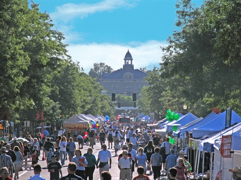 Western Welcome Week booths set up downtown