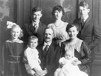Virginia (Ditsch), Harry, Dora (Fileding), Earl. Charles C., Charles G., Lorena, Charlotte (Skinner) 1918